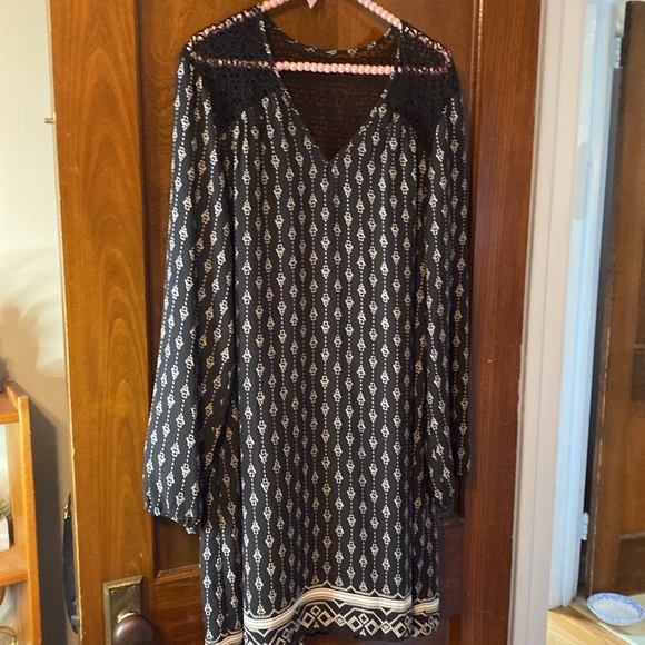 Stunning DR2 black crochet lace long sleeve dress with pleats down back 😍😍 - Picture 3 of 14